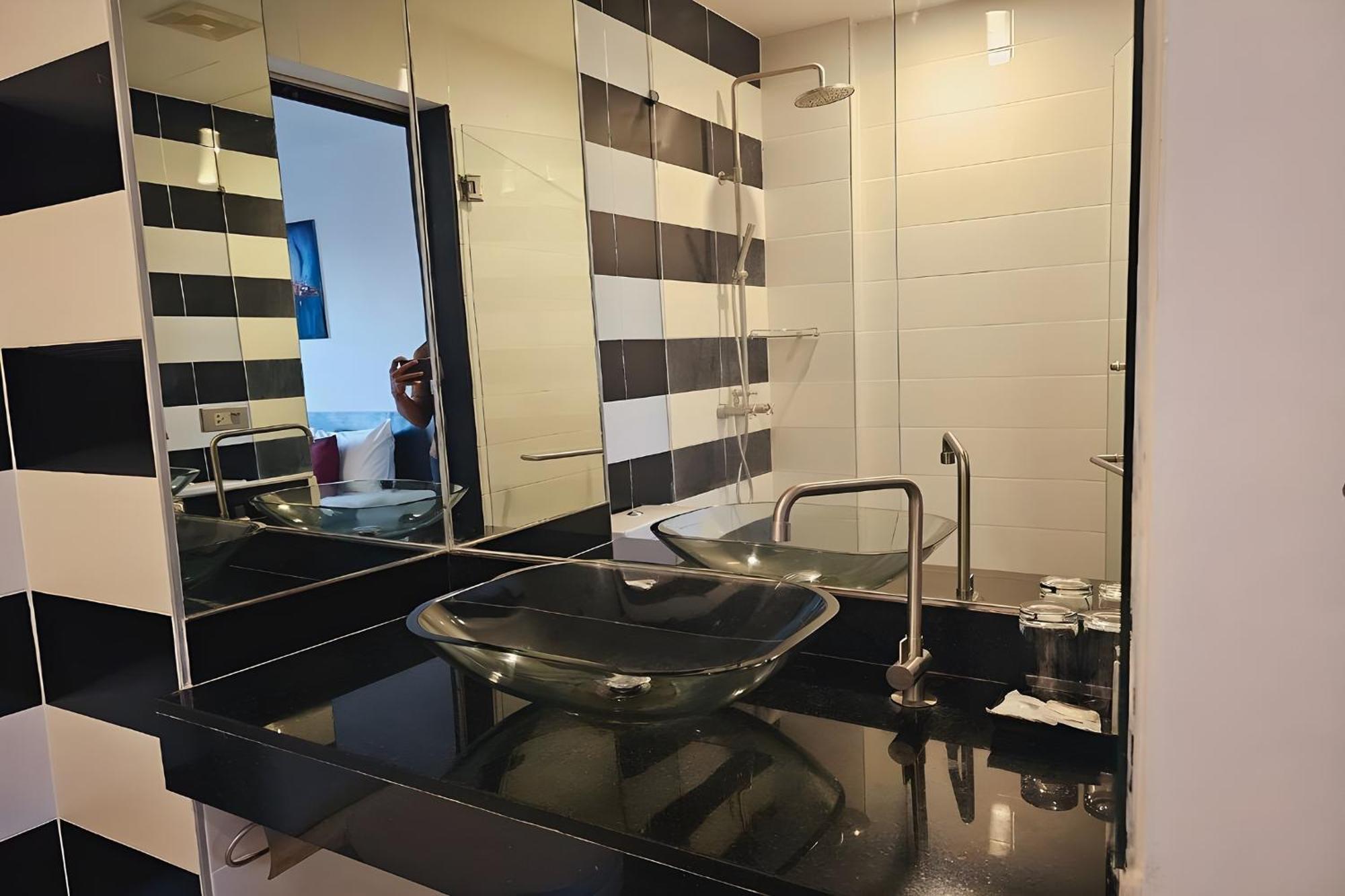 One World One Home Naiharn Hotel Rawai Zewnętrze zdjęcie
