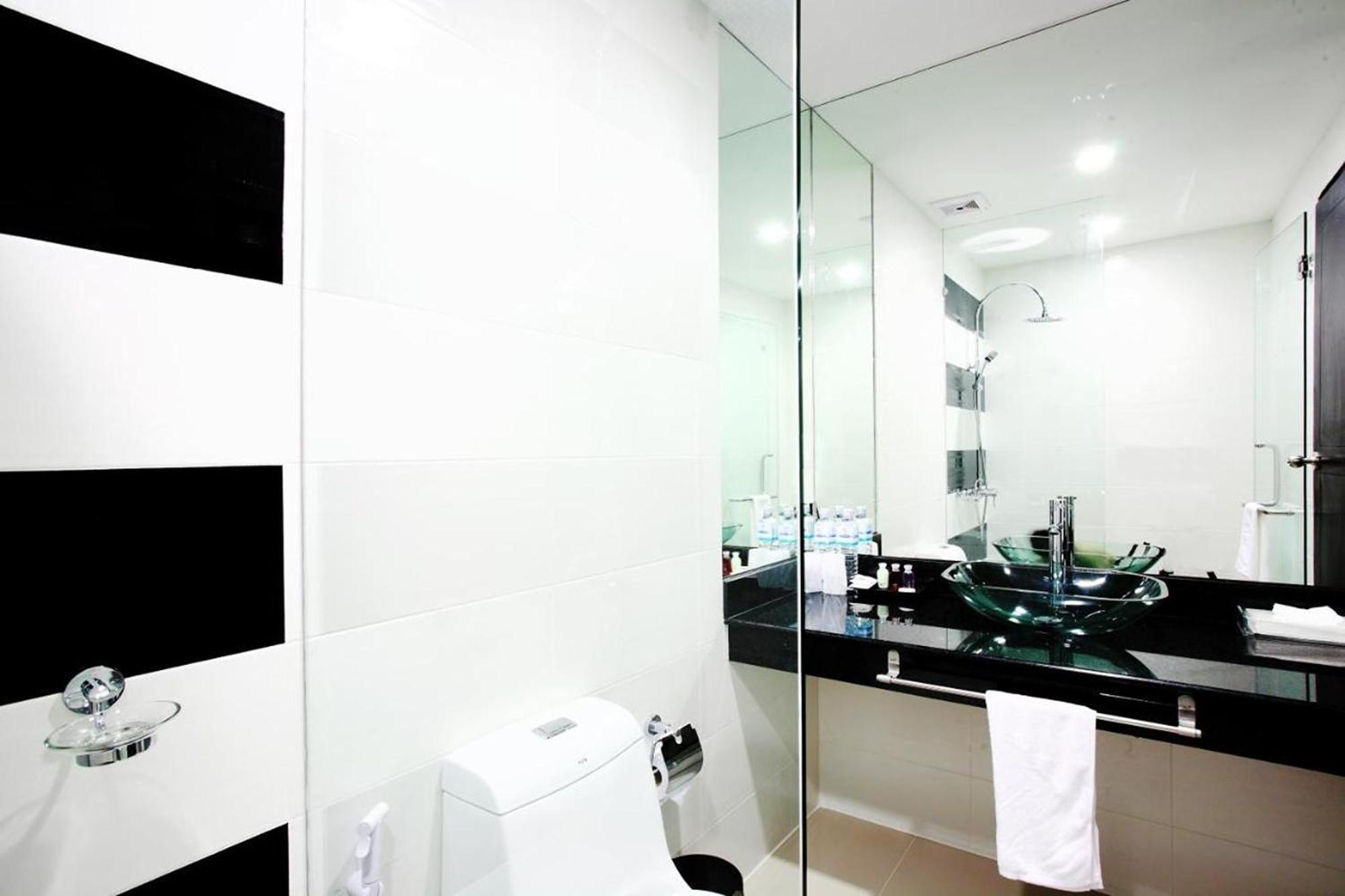 One World One Home Naiharn Hotel Rawai Zewnętrze zdjęcie